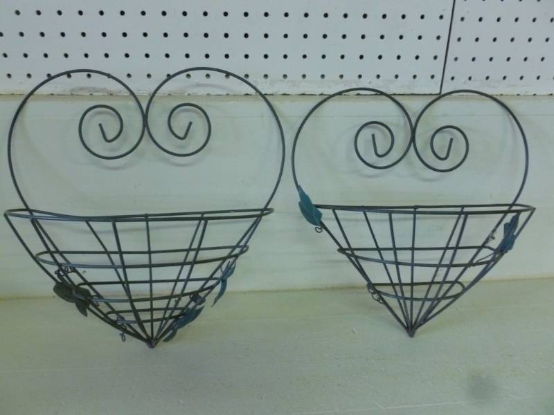 lot 98 image: Decorative
