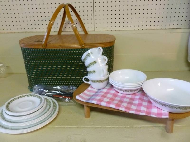 lot 214 image: Vintage Picnic Basket