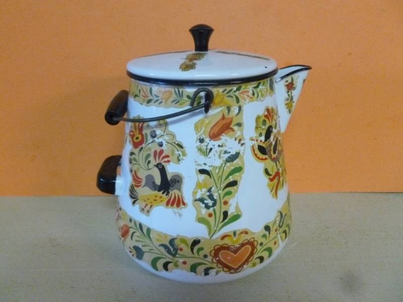 lot 215 image: Vintage Porcelain Pot