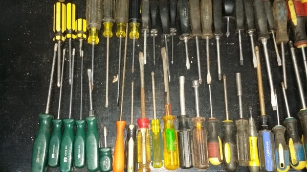 SnS Auctions # 208 Garage cleanout
