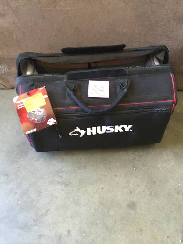 lot 28 image: Husky 24 in. Big Field Duffle Model # GP-45216AN13 in like new conditions