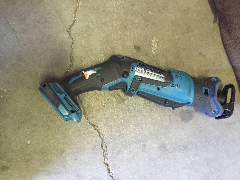 lot 43 image: Makita 18-Volt LXT Lithium-Ion Cordless Compact Reciprocating Saw (Tool-Only)