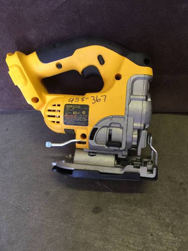 lot 49 image: Dewalt 18-Volt Cordless Jig Saw with Keyless Blade Change (Tool-Only)