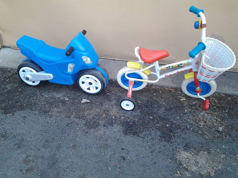 lot 15 image: Fisher-Price 10 Inch Bike With Training Wheels & Ride-On MotorCycle