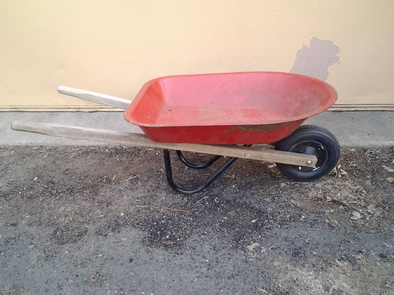 lot 22 image: Kiddie Wheel Barrow