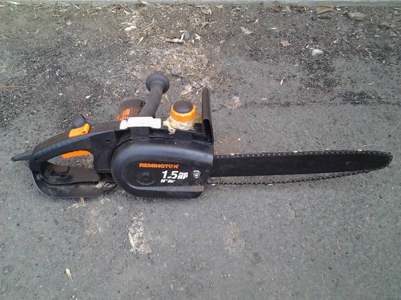 lot 26 image: Remington 14 Inch Chain Saw