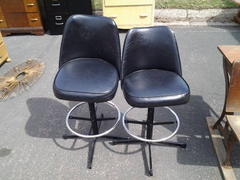lot 32 image: 2-Bar Stools