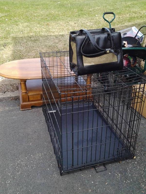 lot 35 image: Large Pet Kennel, Small Pet Carrier