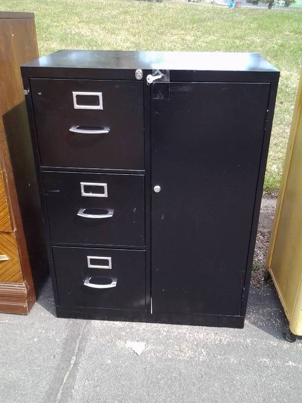 lot 37 image: Locking File Cabinet 3 Drawer & Storage