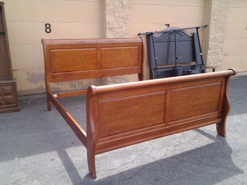 lot 42 image: King Size Bed 78 x 94 With Head Board, Foot Board, & Side Rails Needs Minor Repair