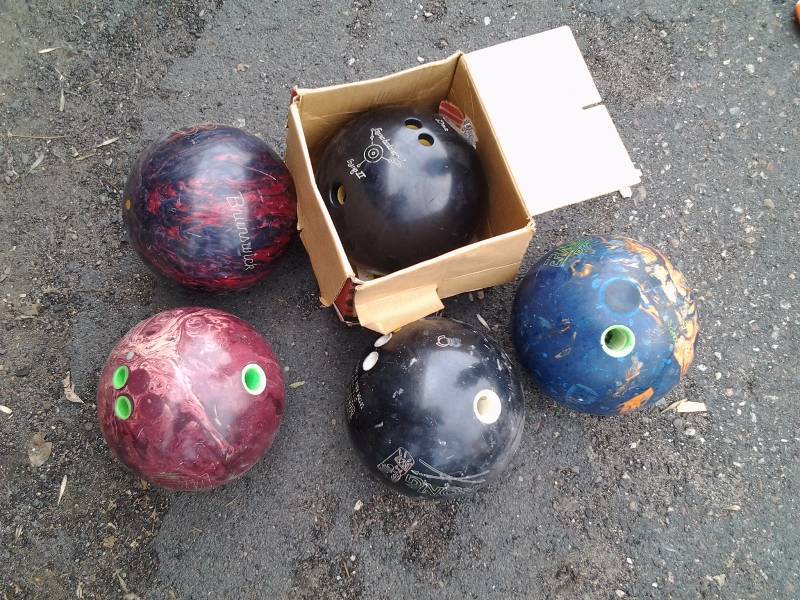 lot 44 image: 5-Used Bowling Balls Some Were Display Samples