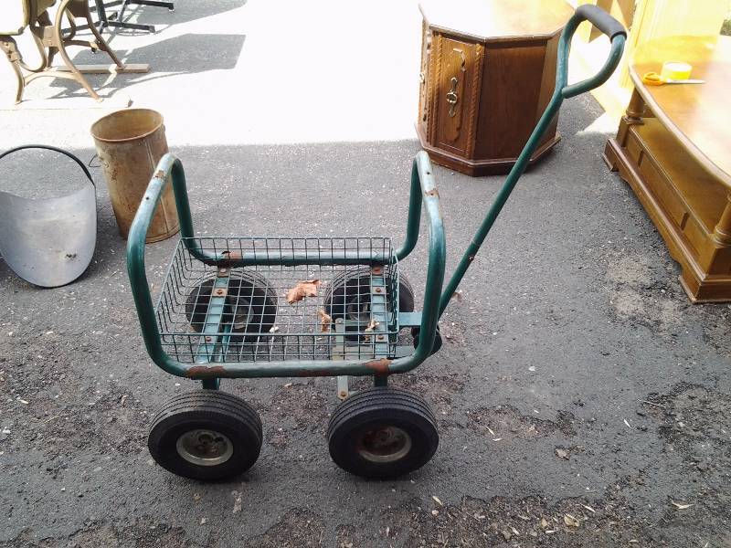 lot 50 image: Garden Cart With Pneumatic Tires