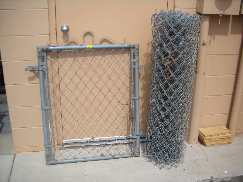 lot 55 image: Roll Of 48 Inch Chain Link Fence & Garden Gate 40 x 32 Inches Wide