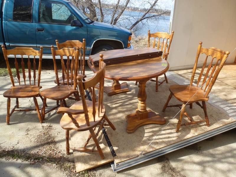 lot 25 image: Oak Dinette Set