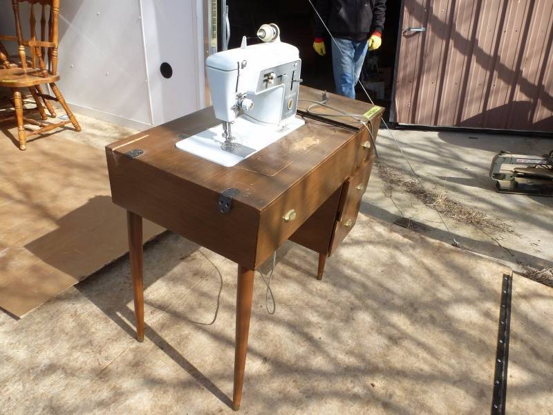 lot 26 image: Singer Sewing Machine