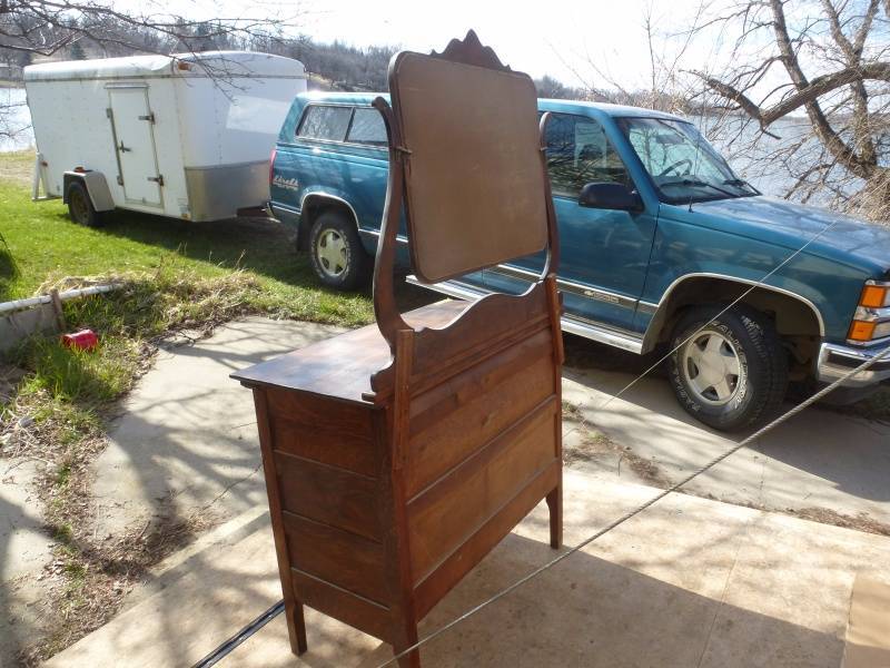 lot 27 image: Antique Dresser