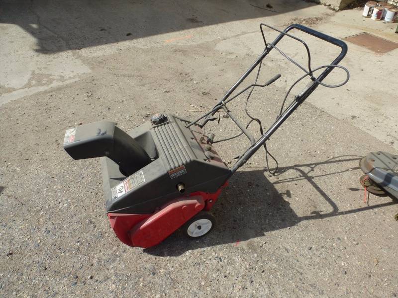 lot 40 image: MTD Snow Thrower