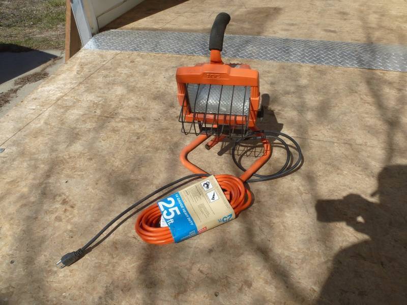 lot 43 image: Shop Lights with cord