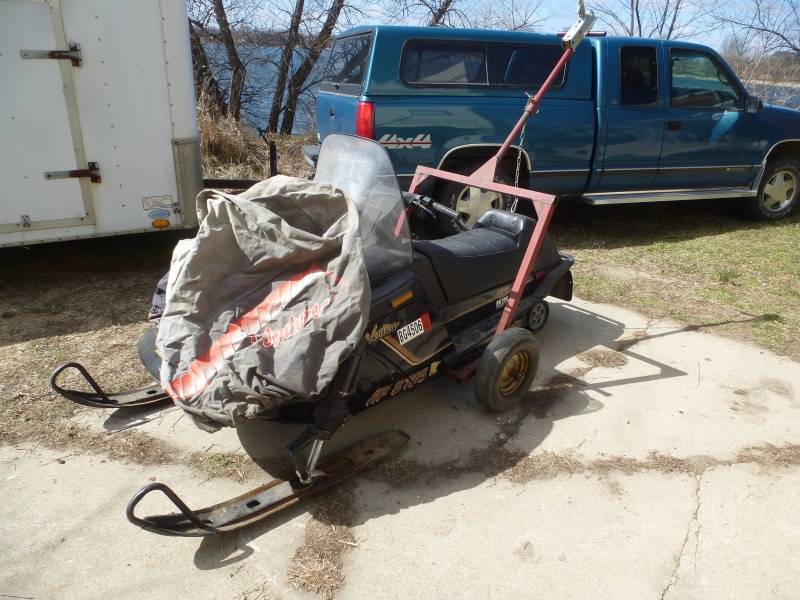 lot 2 image: 1992 Yamaha Adventure Snowmobile