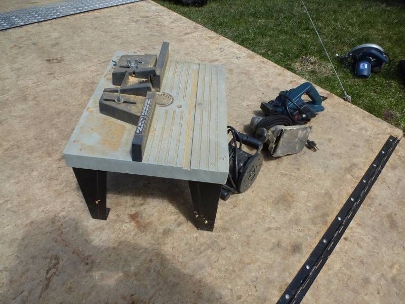 lot 64 image: Black & Decker Router Table & Sanders
