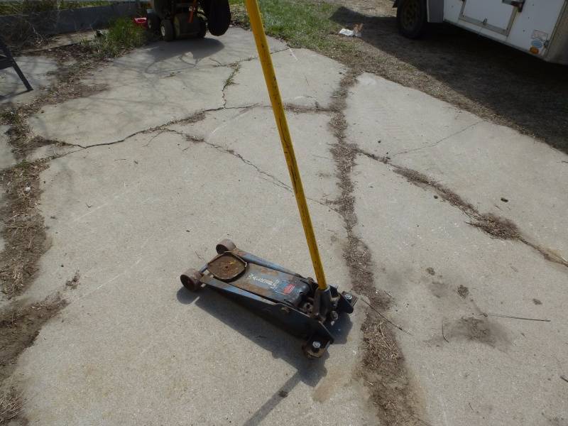lot 70 image: Walker Floor Jack