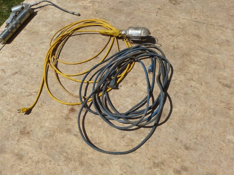 lot 82 image: Trouble Light & Blue Extension cord