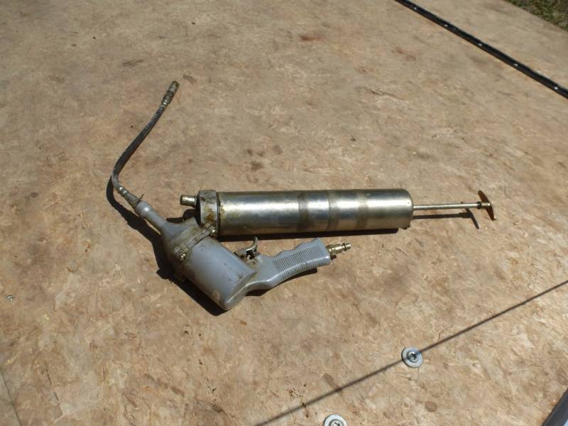 lot 83 image: Pnuematic Grease Gun