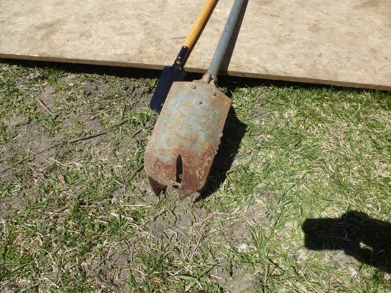 lot 88 image: Post Hole auger & Spade