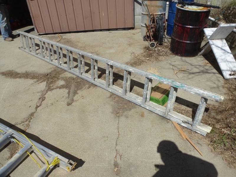 lot 100 image: Aluminum Ladder
