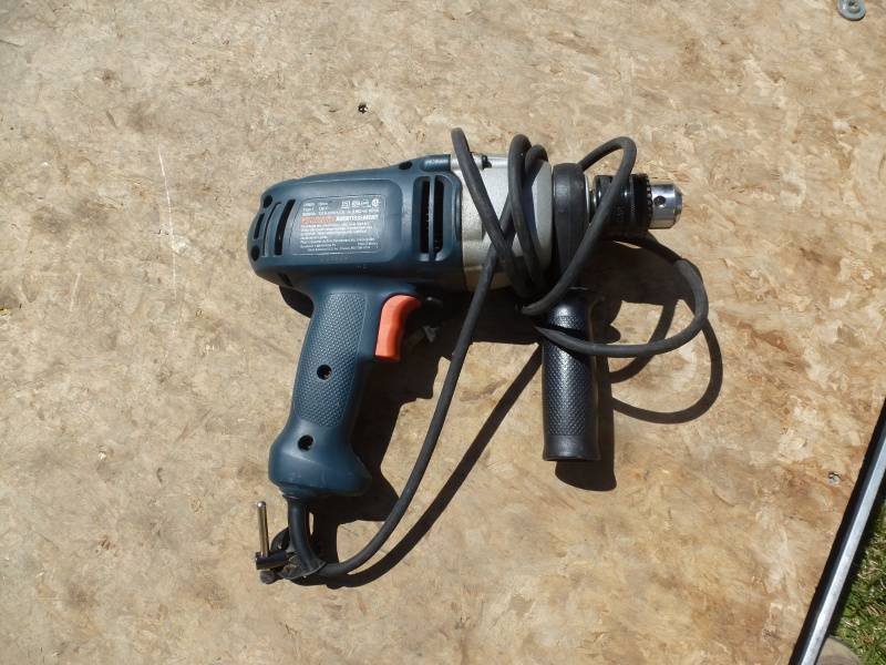 lot 102 image: Black & Decker Drill