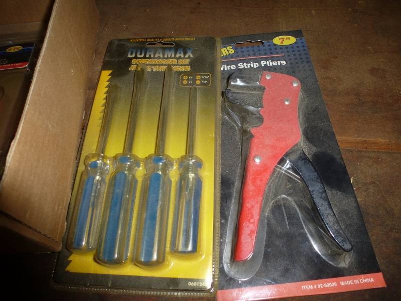 lot 118 image: Wood Chisels, Screw Drivers, Torque wrench