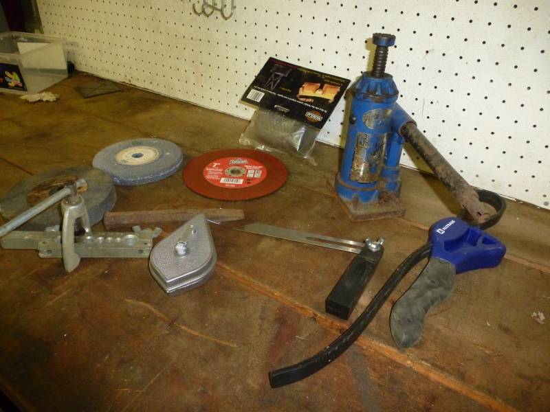 lot 129 image: Hydraulic Jack, Rubber Knee Pads