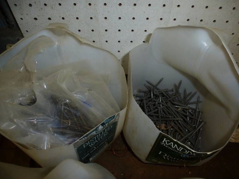 lot 142 image: Assorted Sheet Rock Screws