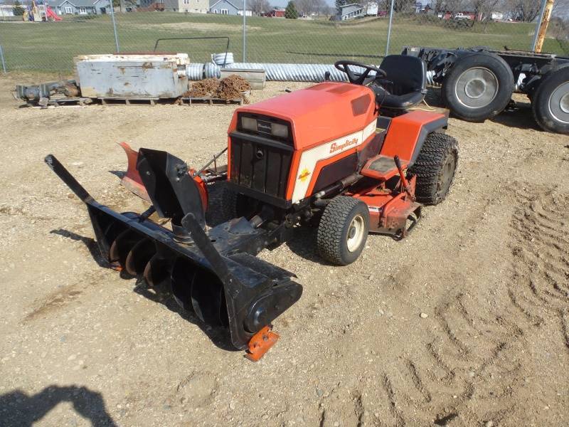 lot 7 image: Simplicity Lawn Tractor