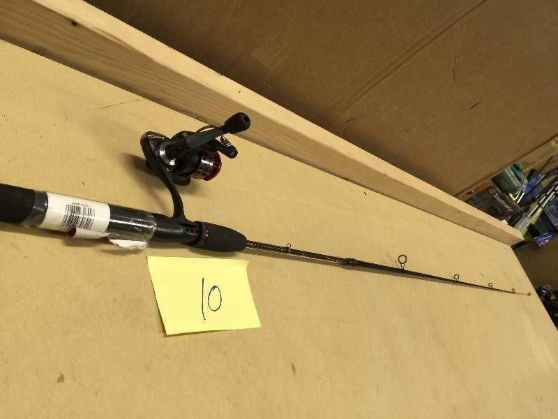 lot 10 image: Shakespeare Ugly Stik GX2 Spinning Rod Combo USSP502UL