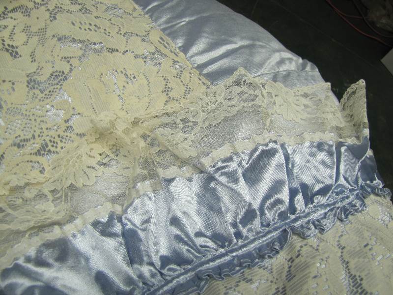 lot 7 image: Queen Size Comforter & Pillow Shams