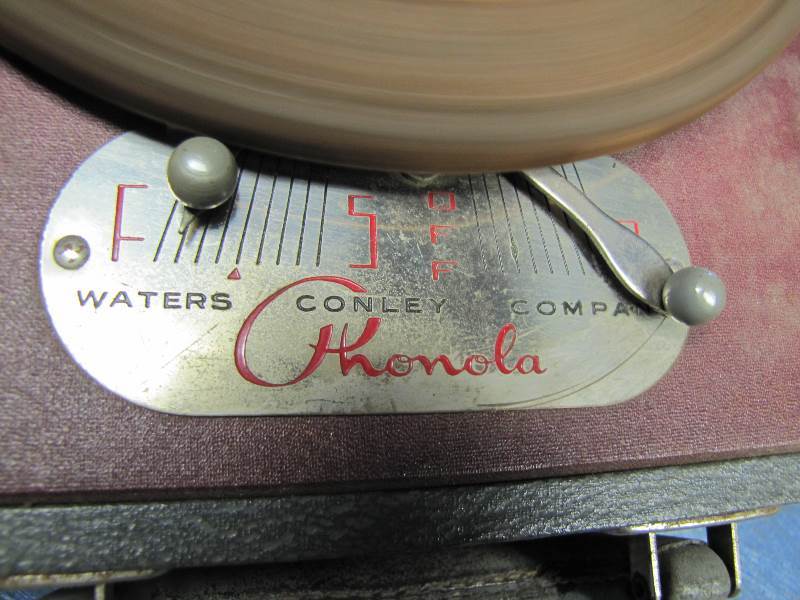 lot 19 image: Crank Phonograph