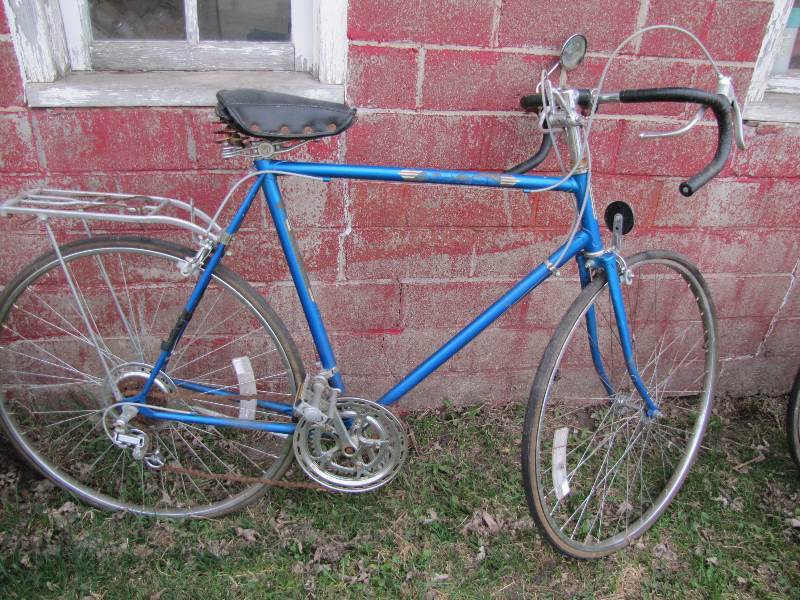 lot 28 image: 3 Bikes and Helmet - rain gear
