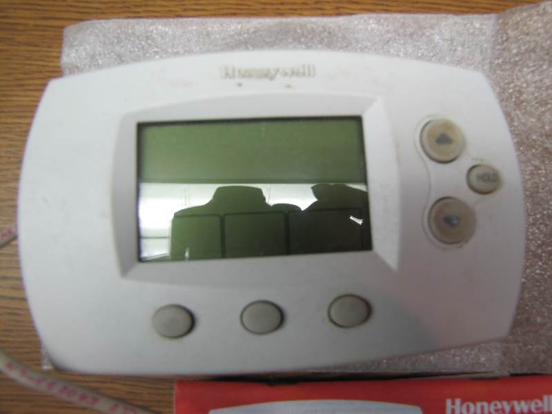 lot 64 image: Honeywell NEW Thermostat