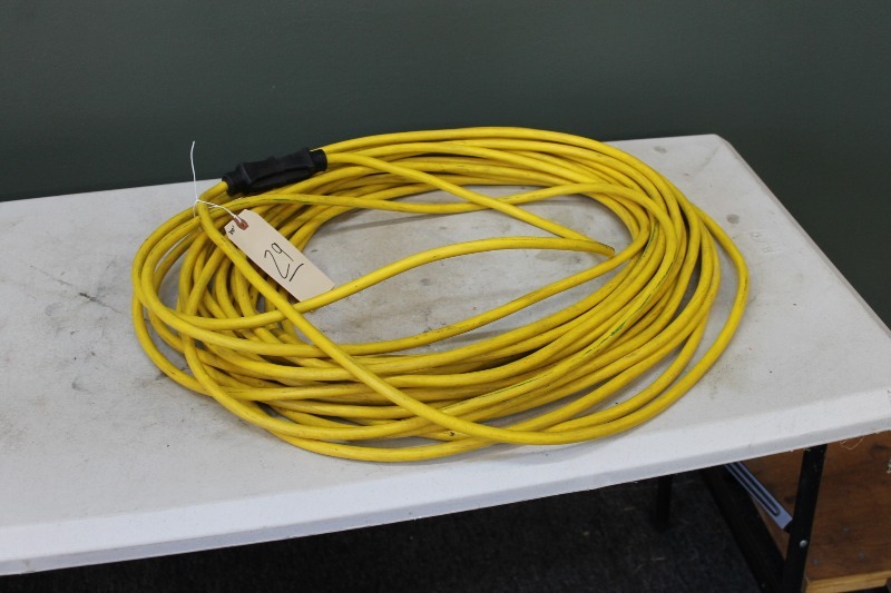 lot 29 image: 100 12 gauge extension cord