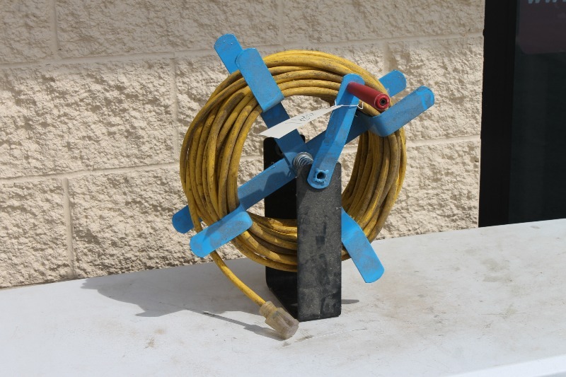 lot 36 image: 100 12 gauge extension cord and reel