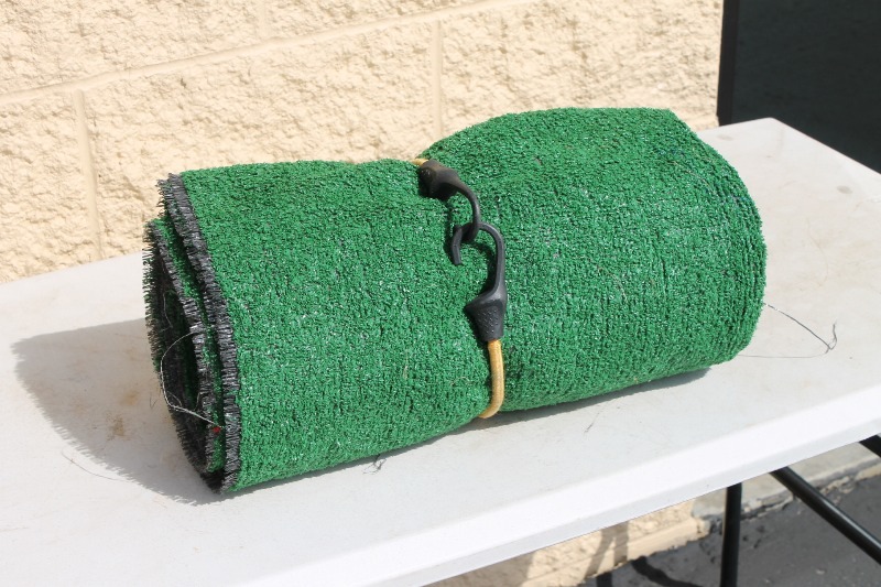 lot 73 image: 5 x 7 IndoorOutdoor Rug with Grommets in Corners