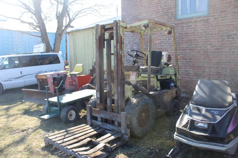 lot 11 image: White Forklift