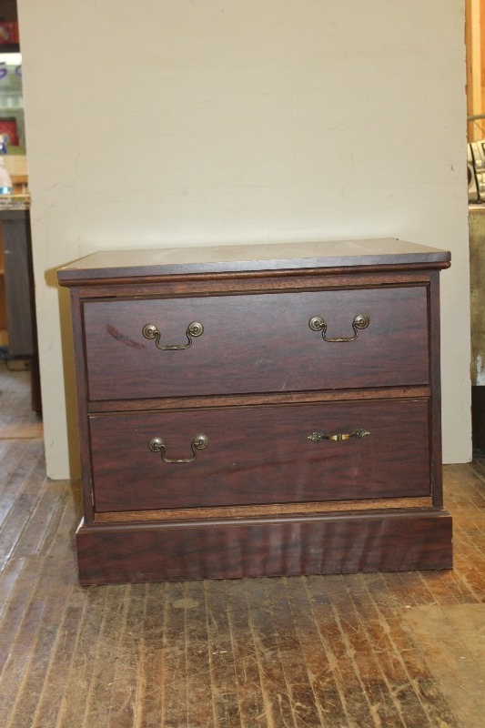 lot 15 image: End Table