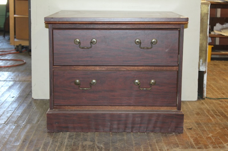 lot 16 image: End Table