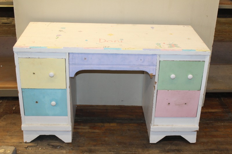 lot 19 image: Cute Desk