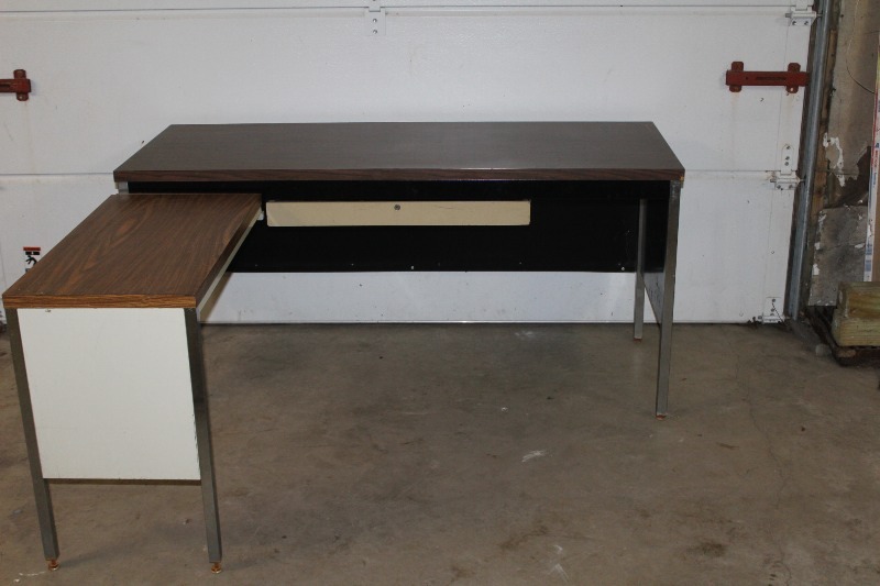 lot 26 image: L Desk