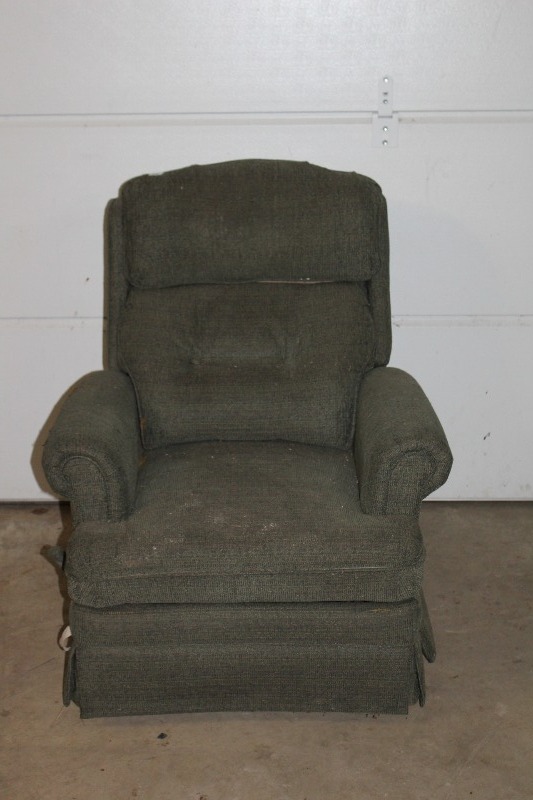 lot 28 image: Ugly Green Chair  Rocker