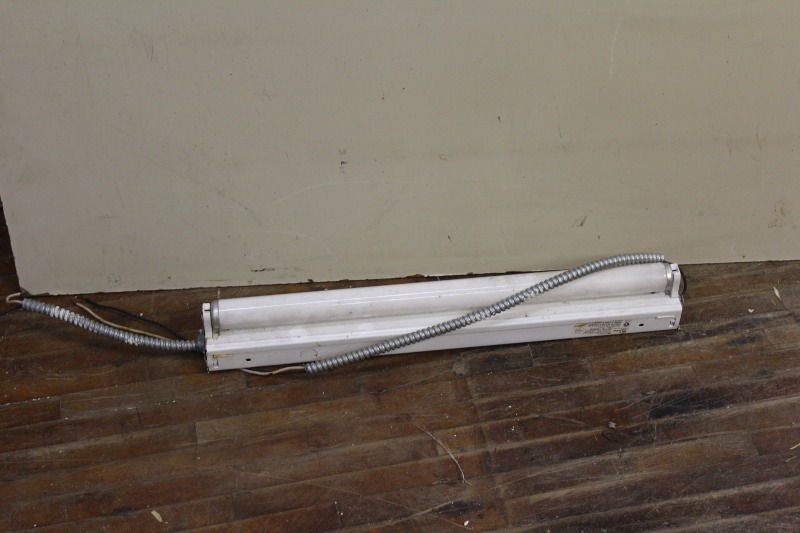 lot 120 image: Shop Light
