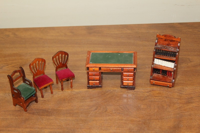 lot 57 image: Miniature Set